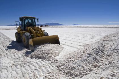 El salar de Uyuni en Bolivia tiene una de las mayores reservas de litio del mundo, estimada en 100,000 toneladas métricas