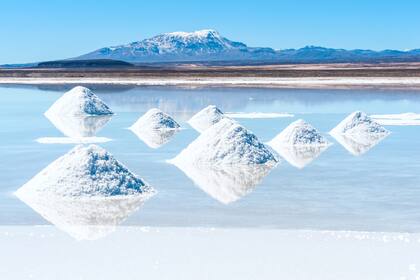 El salar de Uyuni es el mayor desierto de sal continuo y alto del mundo, con una superficie de 10.582 km²