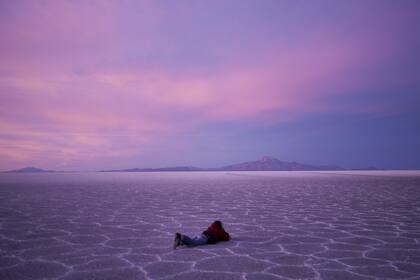 El salar de Uyuni es el mayor desierto de sal continuo y alto del mundo, con una superficie de 10.582 km²