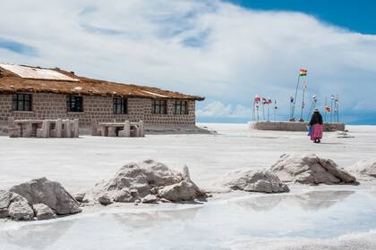 El salar es visitado por más de 300.000 turistas cada año; se pueden hacer travesías y hasta pasar la noche en un hotel de sal