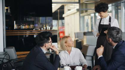 El salario de los trabajadores que reciben propinas en Chicago aumentó de US$9,48 a US$11,02 por hora