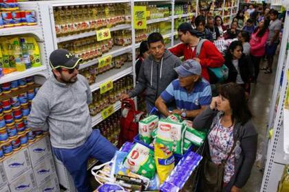 Además del alza en las tarifas del transporte, el agua y la luz, los manifestantes reclaman por los precios en el supermercado