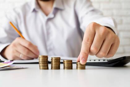 El salario mínimo, fijado en $156.000, apenas cubre el 62,4% del costo total de un alquiler.