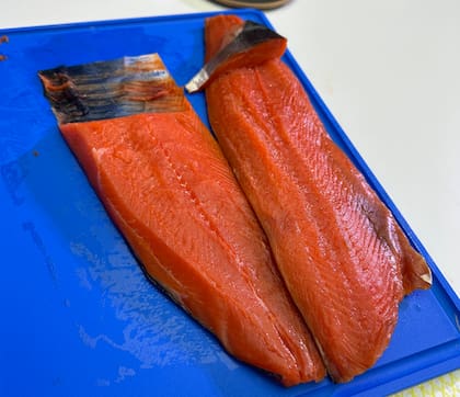 El salmón salvaje es más rojizo que el de criadero, más semejante al color de la trucha