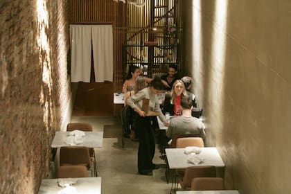 El salón -angostísimo- de El Papagayo es parte de la magia del lugar.