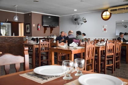 El salón austero de El Ancla.