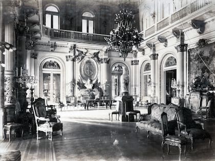 El Salón Blanco de la Casa Rosada con la araña producida por Azaretto en 1900. Circa 1910.