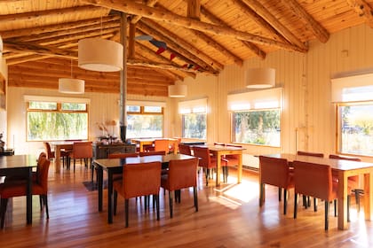 El salón comedor con grandes ventanales para disfrutar del paisaje