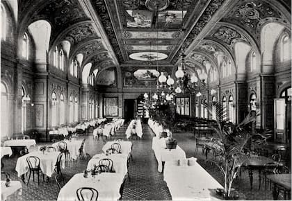 El salón comedor del Bristol Hotel