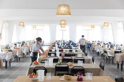 El salón comedor del hotel en las sierras cordobesas, que incluye pensión completa