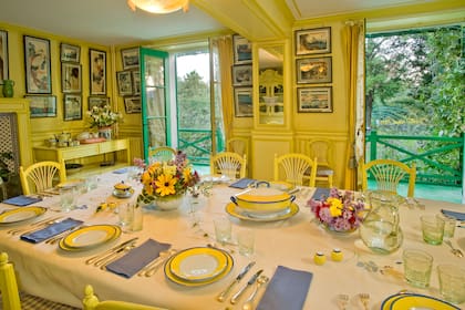El salón comedor explota en amarillo con detalles verdes