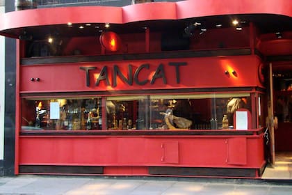 El salón, con el rojo tan característico que le imprimió su fundador, Jorge, "El gordo" como lo llaman los habitués