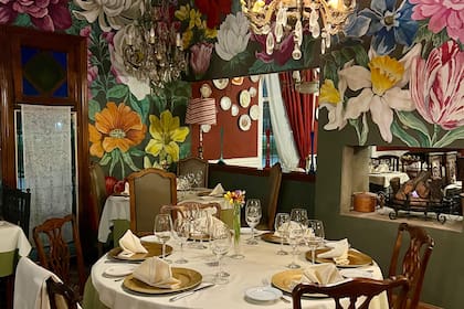 El salón con flores que se diferencia de otras áreas.