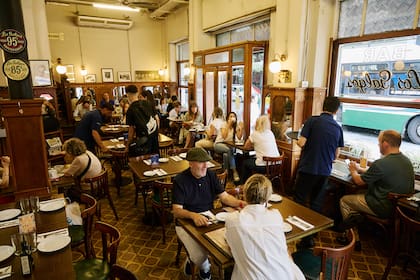 El salón con la boiserie y ventanas originales, recuperadas por Díaz y Capella