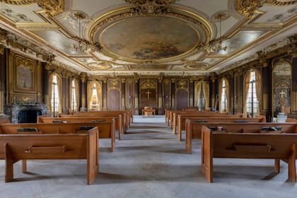 El salón con la pista de baile para 1000 personas que fue usado por última vez como capilla para la Primera Iglesia Coreana