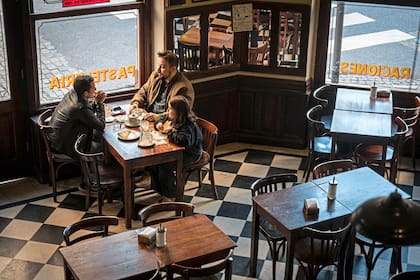 El salón con las típicas sillas y mesas de café porteño