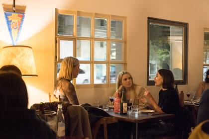 El salón de Ácido decorado con banderines de clubes de fútbol