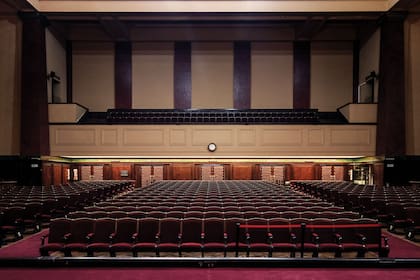 El salón de actos es un amplio auditorio para 1200 personas.