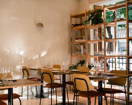 El salón de Alcanfor, el restaurante de Villa Crespo del chef Julián Galende.