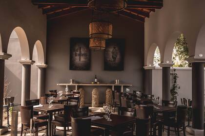 El salón de Bad Brothers es amplio, con área de jardín, semicubierta y cubierta.