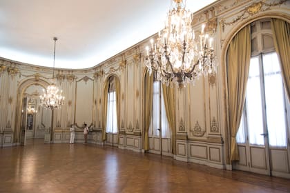 El salón de baile remite al Palacio de Versalles en Francia