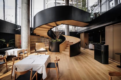 El salón de Bravado, con 10 metros de altura, es completamente vidriado y se encuentra por debajo del nivel de la calle