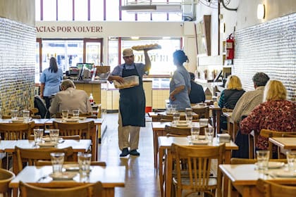 El salón de Burgio, fiel a la estética original