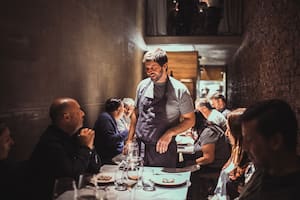 Es santiagueño, trabajó en Singapur y Londres, tiene el mejor restaurante de Córdoba (y el más angosto del país)