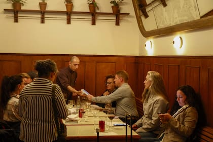 El salón de El Preferido, un bodegón que estuvo a punto de cerrar y Pablo Rivero lo rescató para convertirlo en un ícono de Palermo