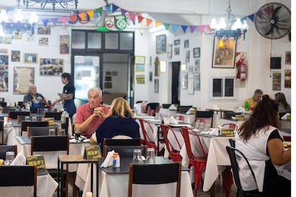 El salón de El Tábano buffet es el lugar ideal para encontrarse con amigos y disfrutar de comida casera