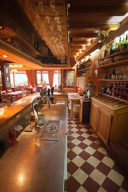 El salón de la barra combina detalles rústicos con un ambiente acogedor