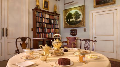 El salón de la biblioteca de Clarence House, actual residencia de Carlos y Camilla