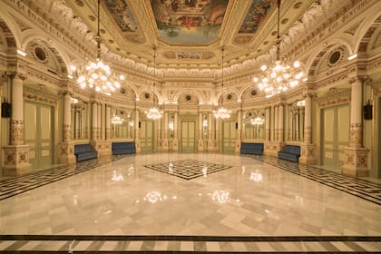El Salón de los Espejos recuperó su esplendor después de una minuciosa restauración; una histórica sala de descanso, con alegóricas pinturas en el techo y textos referentes al arte y la música