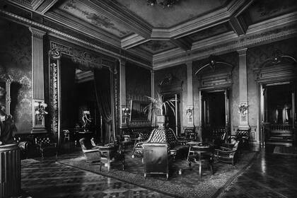El salón de recepciones de la calle Florida, entre Lavalle y Tucumán, en 1917