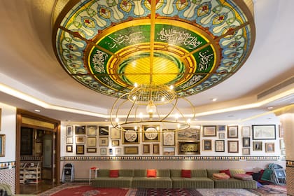 El salón de reuniones, donde los fieles se reúnen todos los viernes para celebrar la "meshk”, un ritual musical que es un medio para conectarse con Dios.