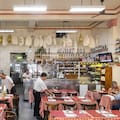 La cantina fundada por un italiano en 1926 que aún vende pasta por kilo