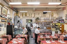 La cantina fundada por un italiano en 1926 que aún vende pasta por kilo