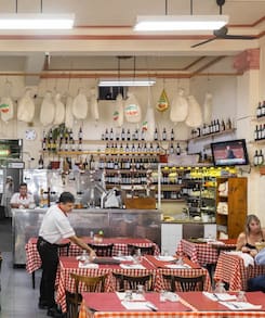 La cantina fundada por un italiano en 1926 que aún vende pasta por kilo