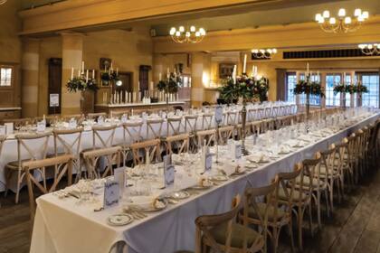 El salón, decorado con flores frescas.