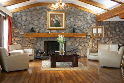 El salón del lobby abunda en esculturas y pinturas de gran valor