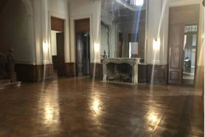 Uno de los amplios y lujosos salones de esta mansión de la calle Basavilbaso