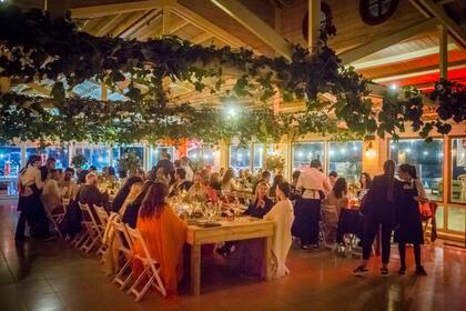 El salón del restaurante La Reserva se lució por la decoración con enredaderas que vestían el techo de madera y los centro de mesas con flores.
