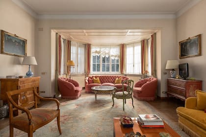 El salón del segundo piso, desde cuyas ventanas se aprecian las mejores vistas de Roma.