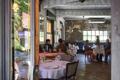 El salón es amplio y luminoso