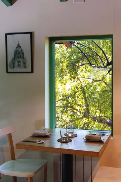 El salón es simple, con vistas al bosque, muy próximo a la Laguna Trébol