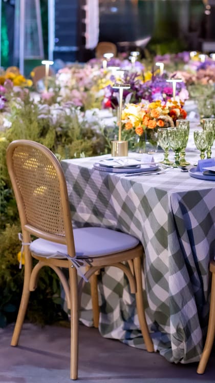 El salón estaba decorado con arreglos florales y luces (Foto: Instagram @yanilatorre)