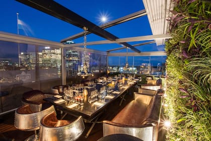 El salón más exclusivo de Vuelta Abajo Social Club, con vista a Puerto Madero