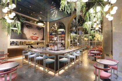 El salón principal cuenta con una obra del artista italiano Luigi Masecchia, que con una infinidad de tapitas metálicas, como píxeles, reconstruyó el rostro de Sophia