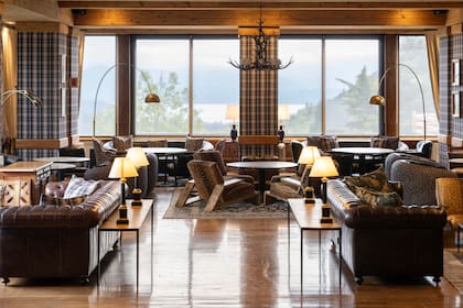 El salón principal del hotel, con pequeños livings y ventanales que conectan con el entorno
