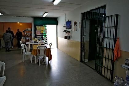 El salón principal del pabellón, en tanto, tiene como mobiliario apenas algunas sillas y mesas de plástico